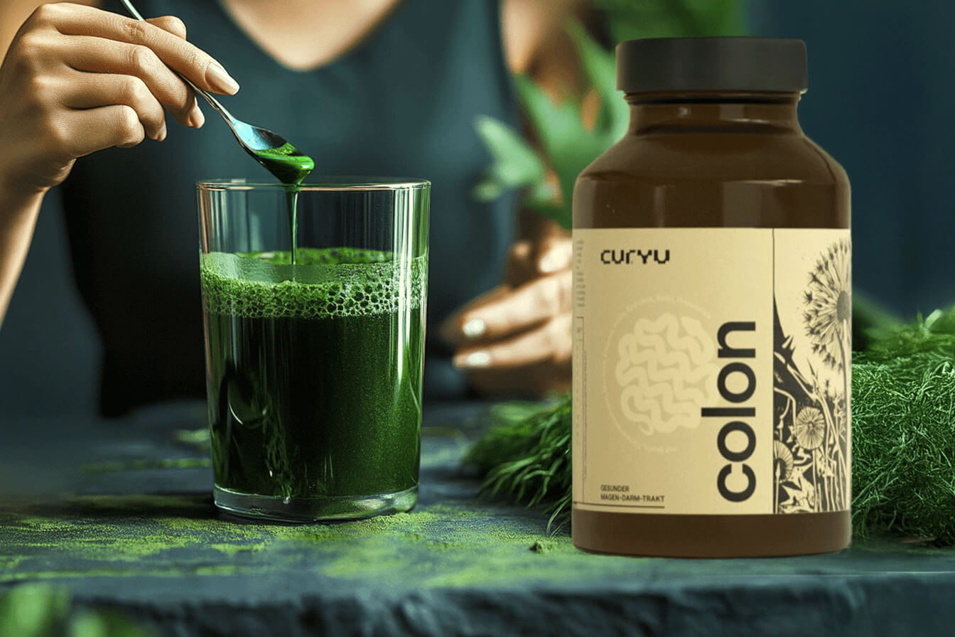 parasitenkur-colon-darmreinigung-natuerlich Durchführung einer Parasitenkur - Frau rührt grünes Colon-Pulver in ein Glas